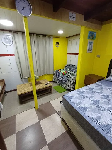 quarto com cama de casal e poltrona