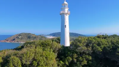 Sequências de fotos aéreas tiradas é em cima do Farol das Conchas é focando o próprio Farol Praia de Fora e Praia do Farol com um pedaço do Istmo