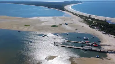 Foto aéreo do trapiche de Brasília onde pegam um pedaço do istmo e todo Horizonte do local