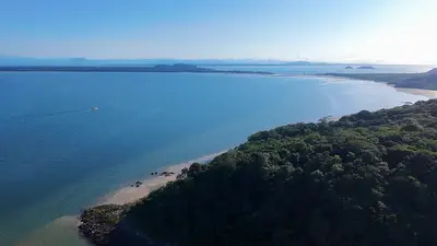 Foto é aérea da praia de encantadas Aonde aparece um pedaço da praia do Bananal e o trapiche de Brasília e no fundo o istmo