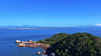 Foto aérea tirada de um ângulo é de trás do morro do Farol das encantadas