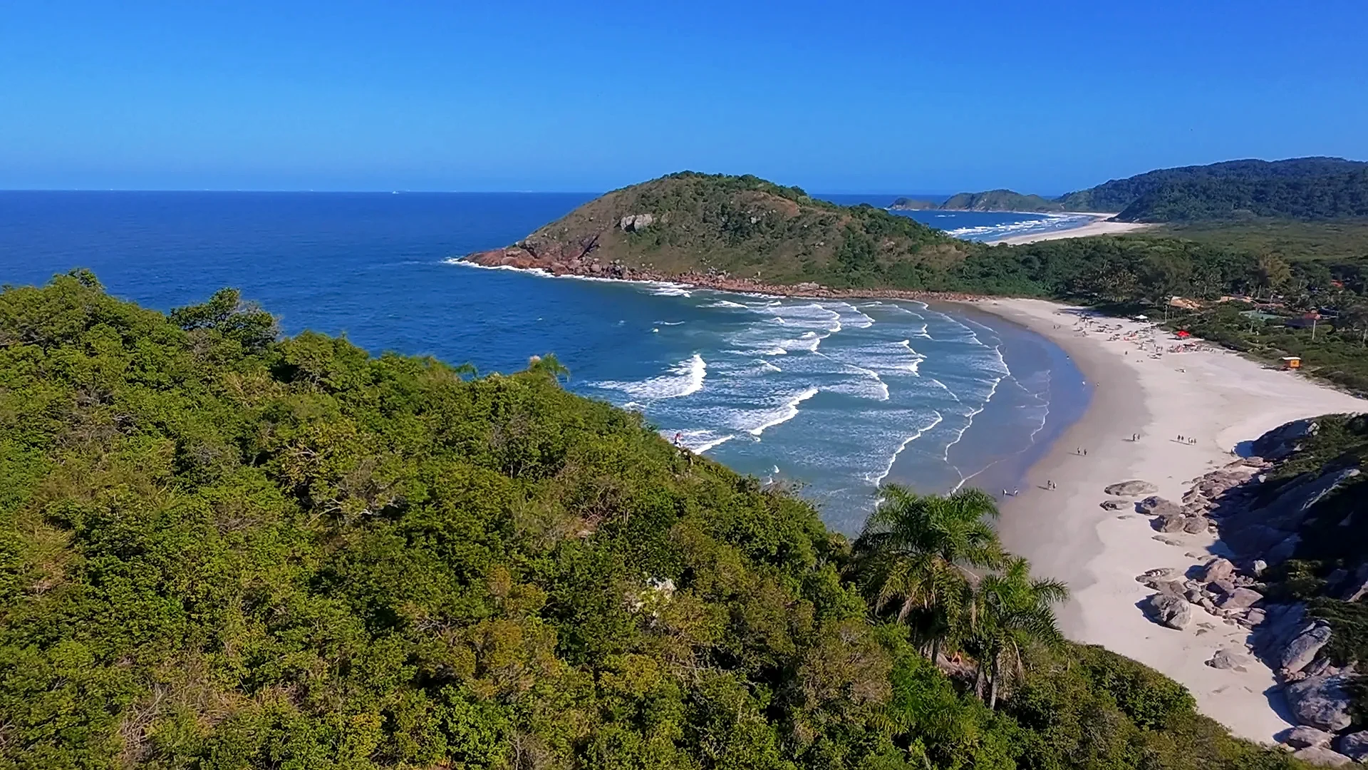 Foto aérea tirado é do morro do Farol é com foco da praia de fora e a Praia Grande