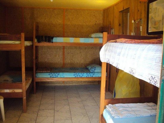 hostel encantadas ecologic - ilha do mel - foto das camas